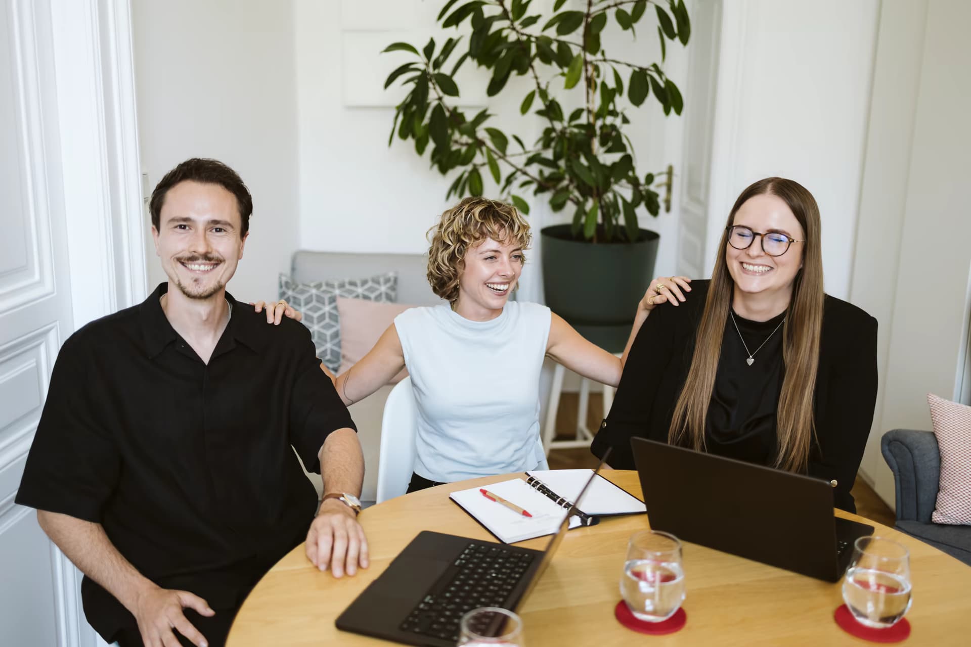 Drei Teammitglieder von Bacon & Bold am Besprechungstisch